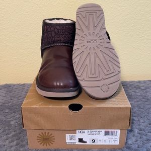 Classic Mini Floral Lace Ugg,  size 9.